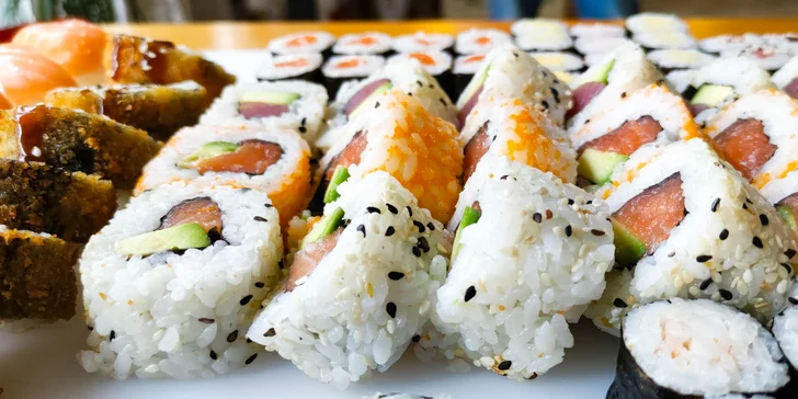Sushi z restaurace VieThai na Stodolní: 50 nebo 108 rolek se zeleninou i rybami