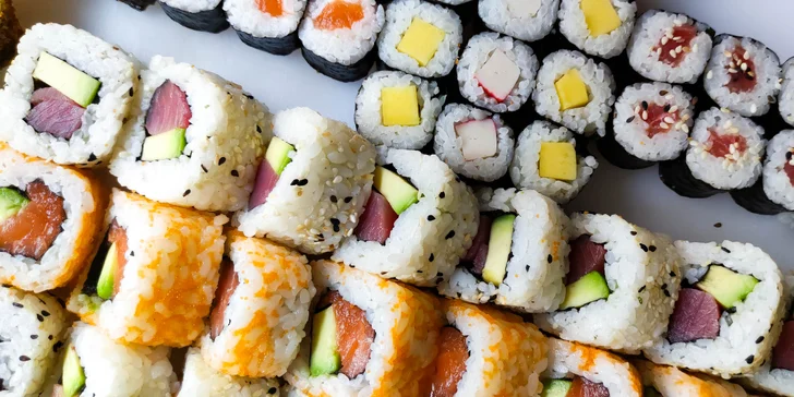 Sushi z restaurace VieThai na Stodolní: 50 nebo 108 rolek se zeleninou i rybami