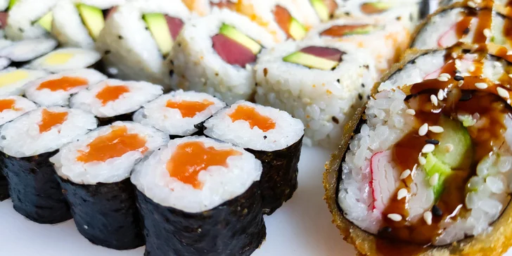 Sushi z restaurace VieThai na Stodolní: 50 nebo 108 rolek se zeleninou i rybami