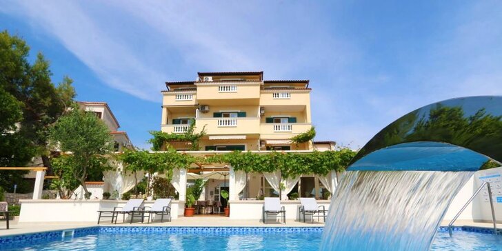 Rodinný penzion na ostrově Pag jen kousek od pláže i promenády: pokoje s balkóny, bazén s lehátky