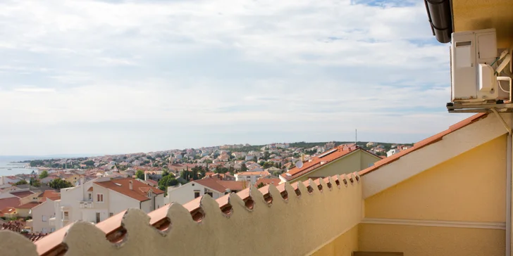 Rodinný penzion na ostrově Pag jen kousek od pláže i promenády: pokoje s balkóny, bazén s lehátky