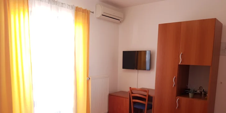 Rodinný penzion na ostrově Pag jen kousek od pláže i promenády: pokoje s balkóny, bazén s lehátky