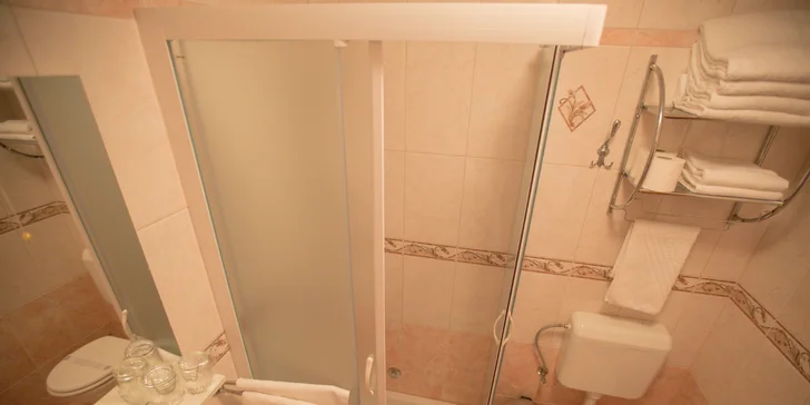Rodinný penzion na ostrově Pag jen kousek od pláže i promenády: pokoje s balkóny, bazén s lehátky