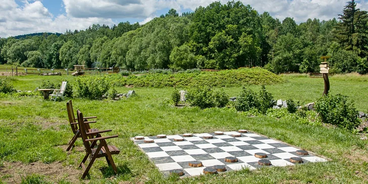 Piknik v jedlém parku Pastvina pro 1–6 osob: košík s hlavním jídlem, dezerty a pitím vč. nádobí a deky