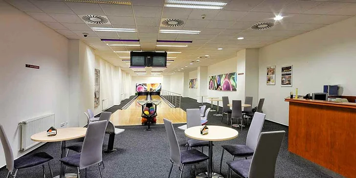 Hodina bowlingu v centru Éčko až pro 6 osob: profi dráhy a zapůjčení obuvi