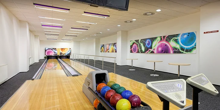 Hodina bowlingu v centru Éčko až pro 6 osob: profi dráhy a zapůjčení obuvi