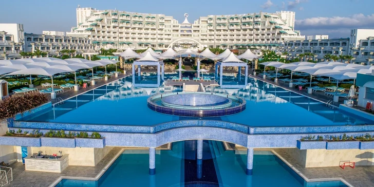 Luxusní dovolená na Kypru vč. letenky: resort s bazény, aquaparkem, pláží a ultra all inclusive