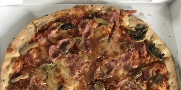Jedna nebo dvě pizzy podle výběru z 22 druhů, možnost odnosu s sebou