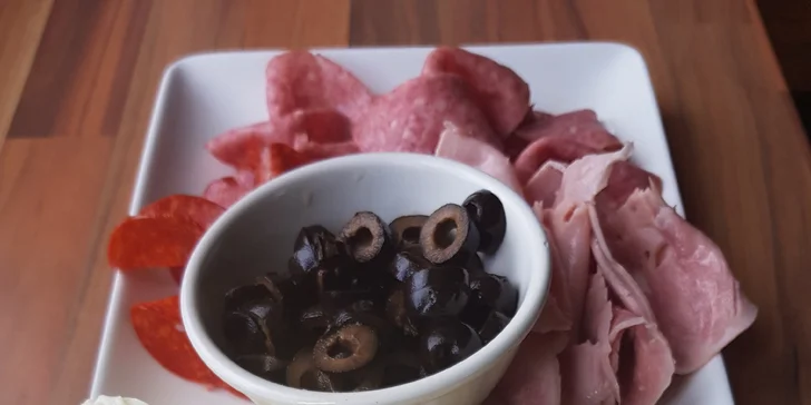 Itálie s sebou: 1 či 2 pizzy, drink i limo nebo rovnou celý piknik se salámy, sýry a smaženými koulemi