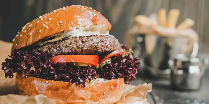 Menu s sebou: burgery klasických chutí i ty s netradičním složením, hranolky či americké brambory k tomu