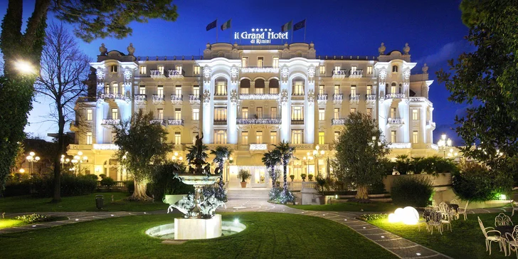 Elegantní 5* hotel v Rimini, který navštěvoval Fellini: snídaně, pláž a bazény