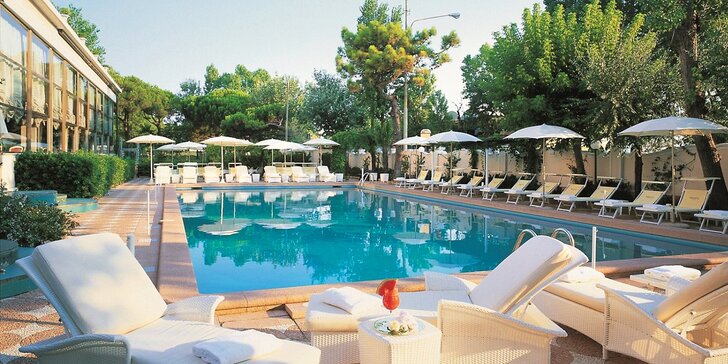 Elegantní 5* hotel v Rimini, který navštěvoval Fellini: snídaně, pláž a bazény