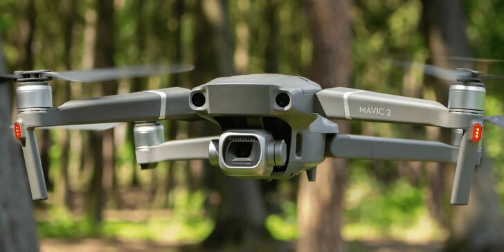 Vyhlídkový let dronem sledovaný brýlemi pro virtuální realitu