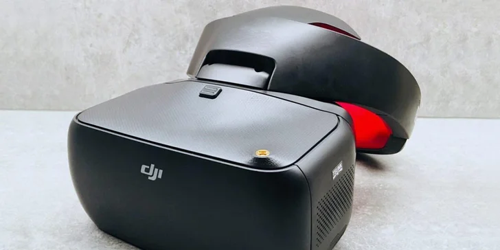 Vyhlídkový let dronem sledovaný brýlemi pro virtuální realitu