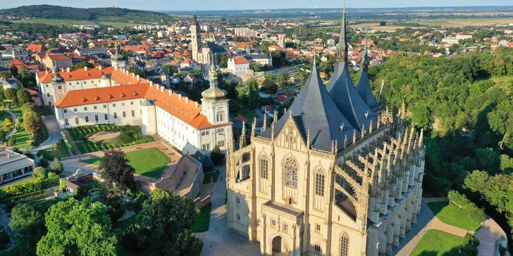 Vyhlídkový let dronem sledovaný brýlemi pro virtuální realitu