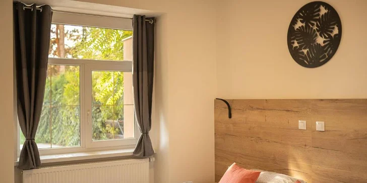 Pobyt v Plzni: moderní bezkontaktní hotel se snídaní a privátním vstupem do wellness