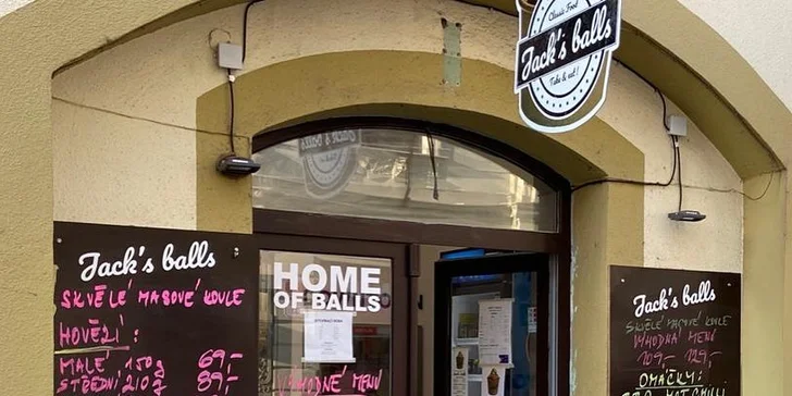 Jack's balls na odnos s sebou: masové koule, hranolky, omáčky a coleslaw
