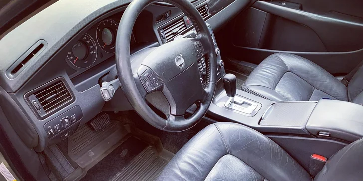 Auto jako nové: mytí karoserie zvnějšku i čištění interiéru včetně ošetření kožených sedaček