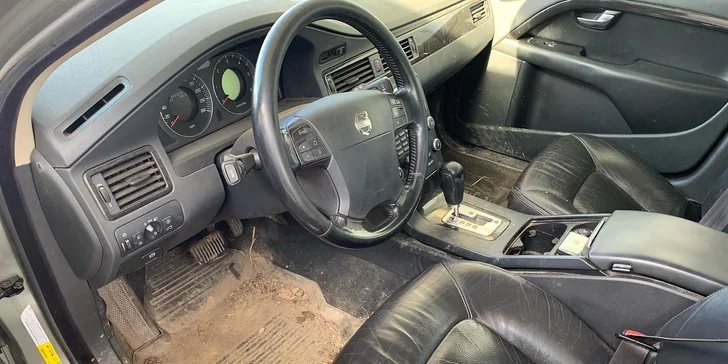 Auto jako nové: mytí karoserie zvnějšku i čištění interiéru včetně ošetření kožených sedaček