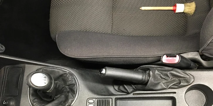Auto jako nové: mytí karoserie zvnějšku i čištění interiéru včetně ošetření kožených sedaček