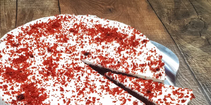 Sladké mámení: větrníkový i jahodový dort nebo 6 ks cupcakes v krabici