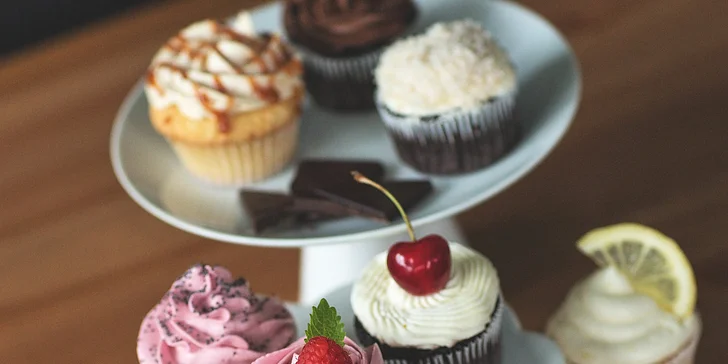 Sladké mámení: větrníkový i jahodový dort nebo 6 ks cupcakes v krabici