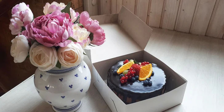 Sladké mámení: větrníkový i jahodový dort nebo 6 ks cupcakes v krabici