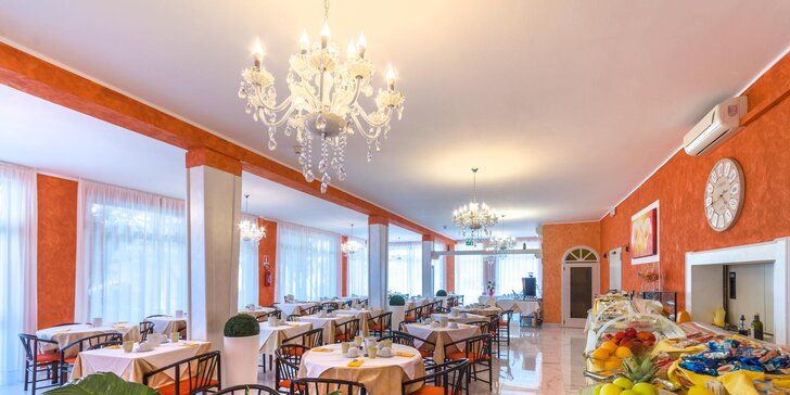 Léto v italském letovisku Lignano Sabbiadoro: hotel 250 m od moře a snídaně