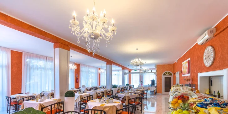 Léto v italském letovisku Lignano Sabbiadoro: hotel 250 m od moře a snídaně
