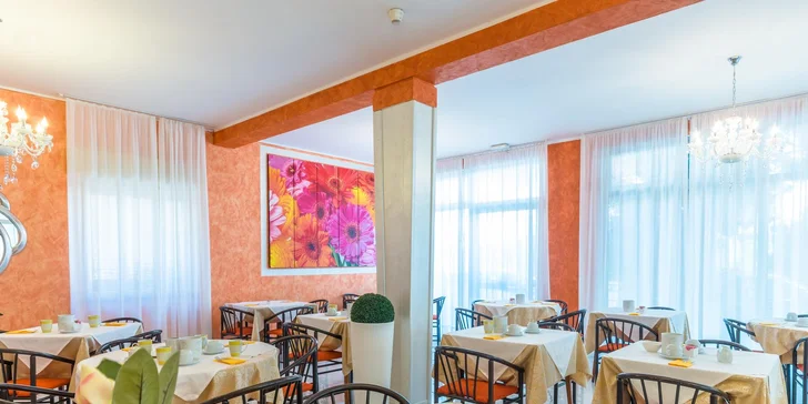 Léto v italském letovisku Lignano Sabbiadoro: hotel 250 m od moře a snídaně
