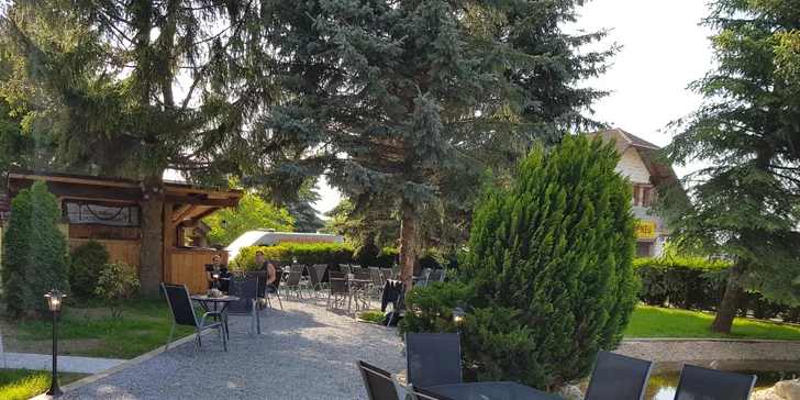 Burger s domácí bulkou a hovězím masem z farmy, hranolky a tatarka pro 1 nebo 2 osoby