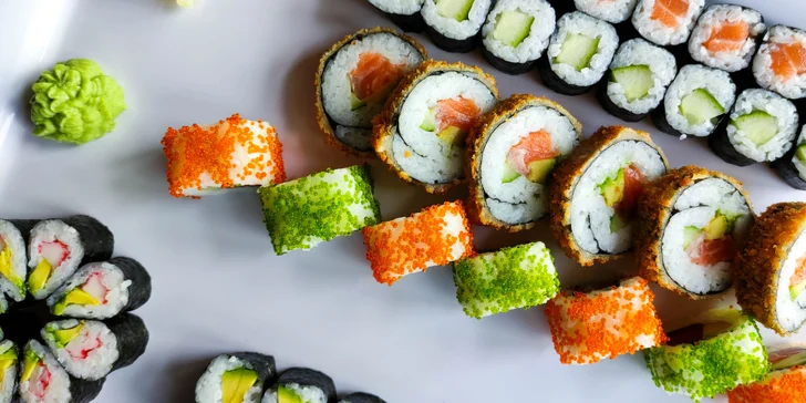 30-67 kousků sushi klidně i s sebou: kreveta, losos v tempuře i tuňák California