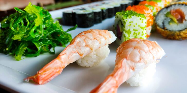 30-67 kousků sushi klidně i s sebou: kreveta, losos v tempuře i tuňák California