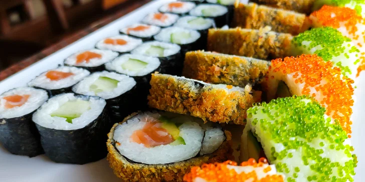 Zajděte na obří sushi sety: 72 nebo 101 rolovaných kousků pro rodinu i partu přátel