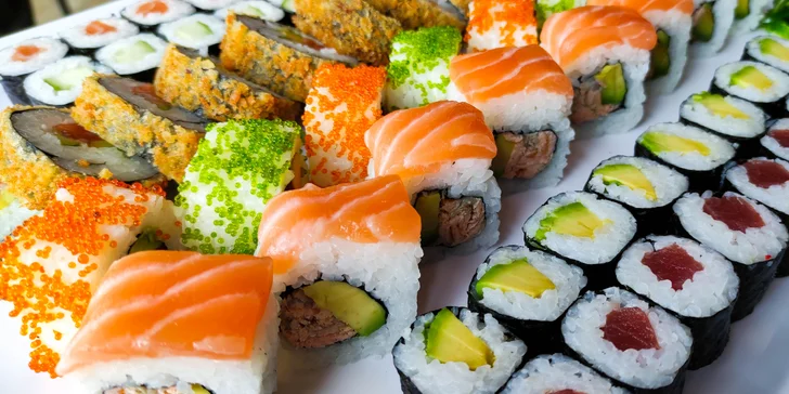 Zajděte na obří sushi sety: 72 nebo 101 rolovaných kousků pro rodinu i partu přátel