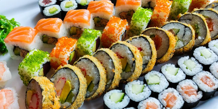 Zajděte na obří sushi sety: 72 nebo 101 rolovaných kousků pro rodinu i partu přátel