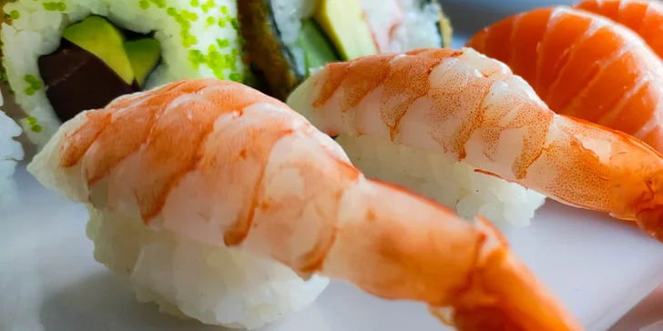 56 či 72 kousků sushi v Porubě klidně i s sebou: kreveta, losos v tempuře i tuňák California