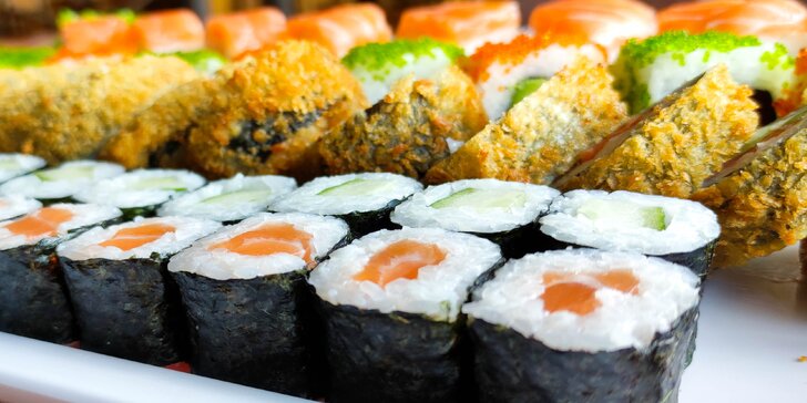 Zajděte na obří sushi sety: 72 nebo 101 rolovaných kousků pro rodinu i partu přátel