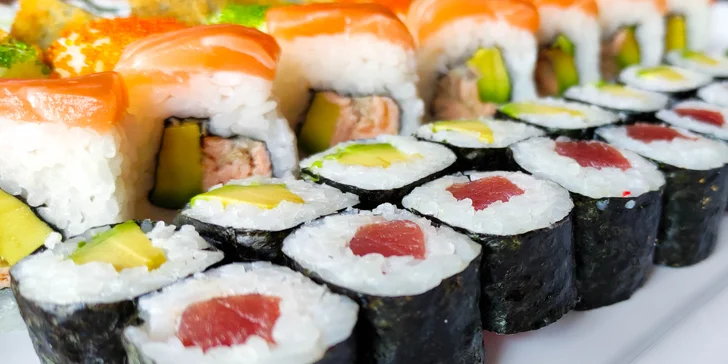 56 či 72 kousků sushi v Porubě klidně i s sebou: kreveta, losos v tempuře i tuňák California