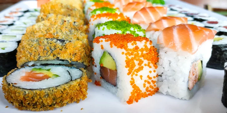 Zajděte na obří sushi sety: 72 nebo 101 rolovaných kousků pro rodinu i partu přátel