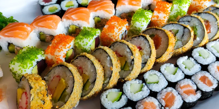 Zajděte na obří sushi sety: 72 nebo 101 rolovaných kousků pro rodinu i partu přátel