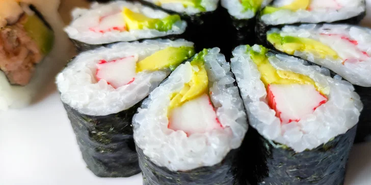 56 či 72 kousků sushi v Porubě klidně i s sebou: kreveta, losos v tempuře i tuňák California