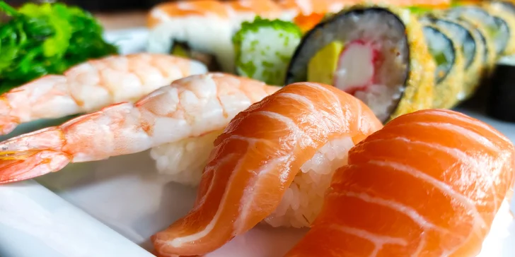 56 či 72 kousků sushi v Porubě klidně i s sebou: kreveta, losos v tempuře i tuňák California
