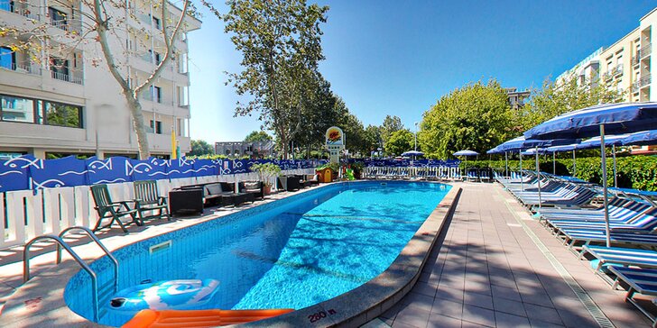 Krásné léto v Itálii: pobyt v hotelu s venkovním bazénem a polopenzí v oblíbeném letovisku