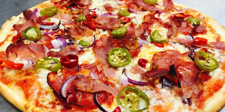 Jedna nebo dvě pizzy podle výběru z 22 druhů, možnost odnosu s sebou
