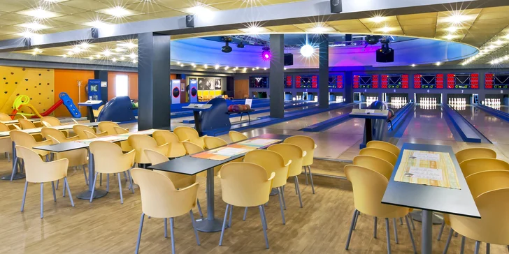 2 hodiny bowlingu až pro 8 hráčů a kilo kuřecích řízků s okurkami i pečivem