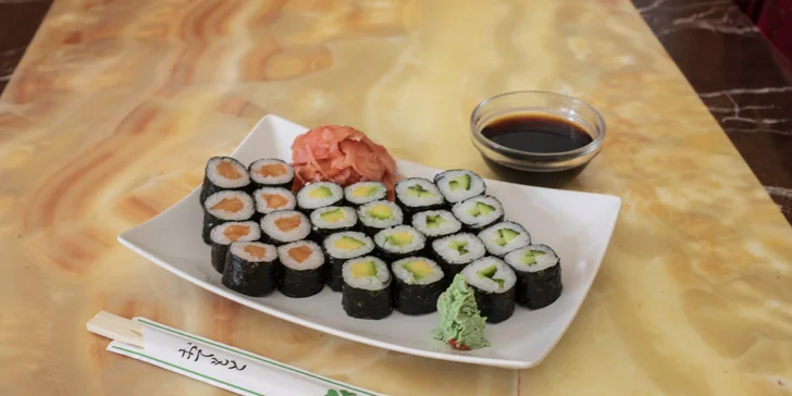 Nabité sushi sety s lososem, tuňákem i smaženou krevetou: 24 až 52 rolek