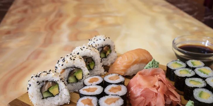 Nabité sushi sety s lososem, tuňákem i smaženou krevetou: 24 až 52 rolek