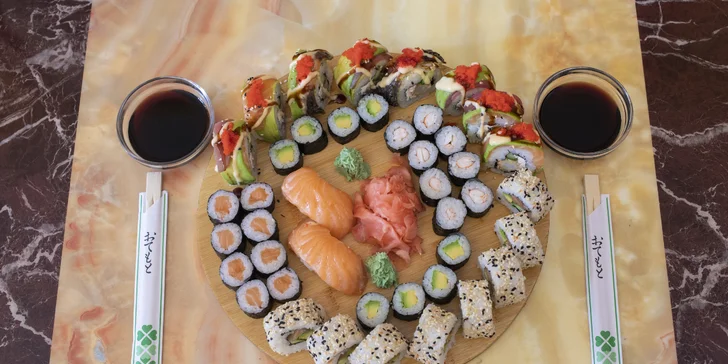 Nabité sushi sety s lososem, tuňákem i smaženou krevetou: 24 až 52 rolek