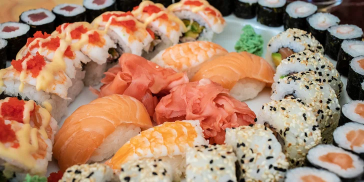 Nabité sushi sety s lososem, tuňákem i smaženou krevetou: 24 až 52 rolek